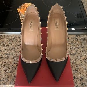 Rock stud Valentino pumps